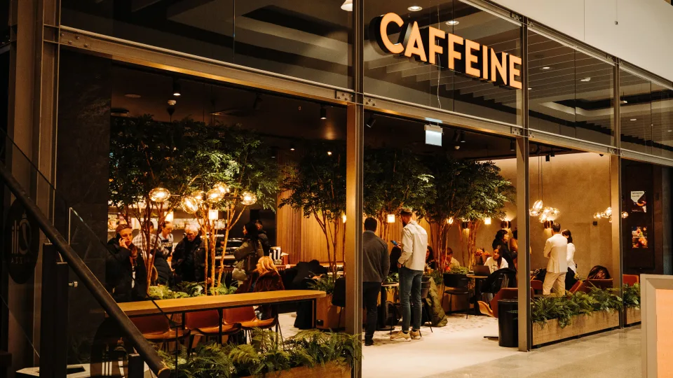„Caffeine“ švenčia su nostalgiškais skoniais: grįžta istorinės kavos, kurias prisimena visa karta