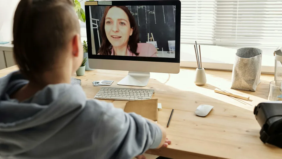 Už virtualių girių, už skaitmeninių kalnų: pasakė, kaip su vaikais kalbėtis apie pavojus internete