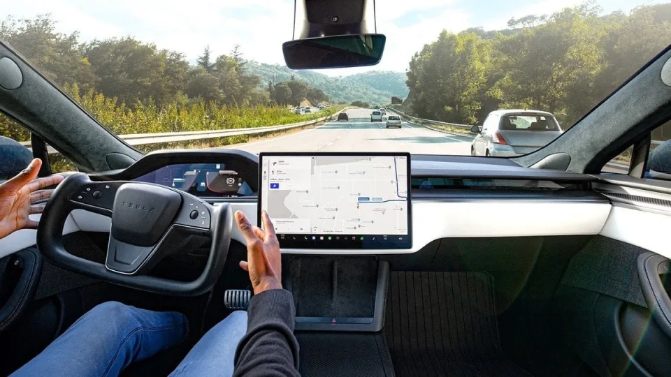 „Tesla“ pasiūlymas verčia griebtis už galvos: brangiai kainuojanti galimybė gali atsidurti jūsų automobilyje už dyką
