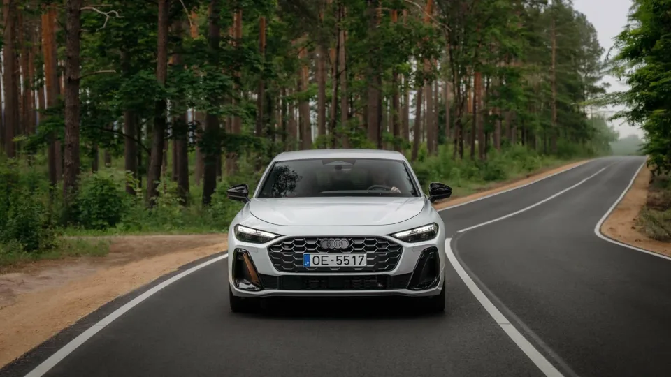 Lietuvoje jau parduodamas „Audi A5 e-hybrid“, pasižymintis įspūdingu elektra nuvažiuojamu atstumu