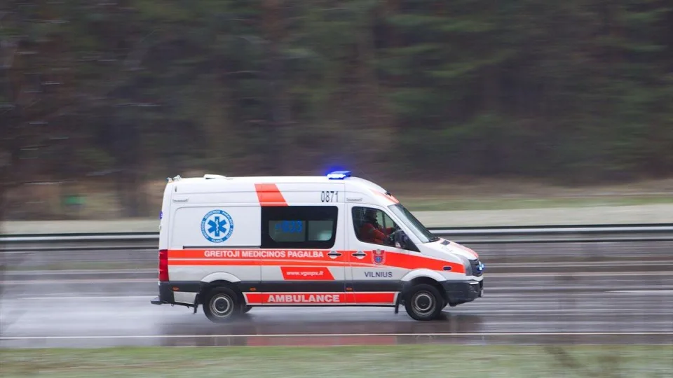 Apvirtęs greitosios pagalbos automobilis kelia klausimą: ar mokame praleisti skubantį specialųjį transportą?