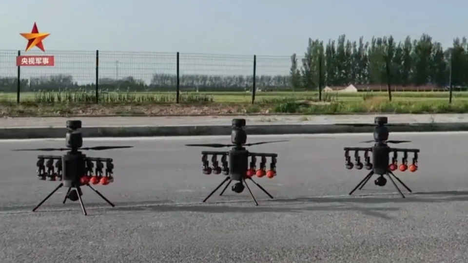 Kinijoje pademonstruoti išskirtiniai dronai: vienu spiečiumi sunaikina viską, dronai šokiruoja kariškius