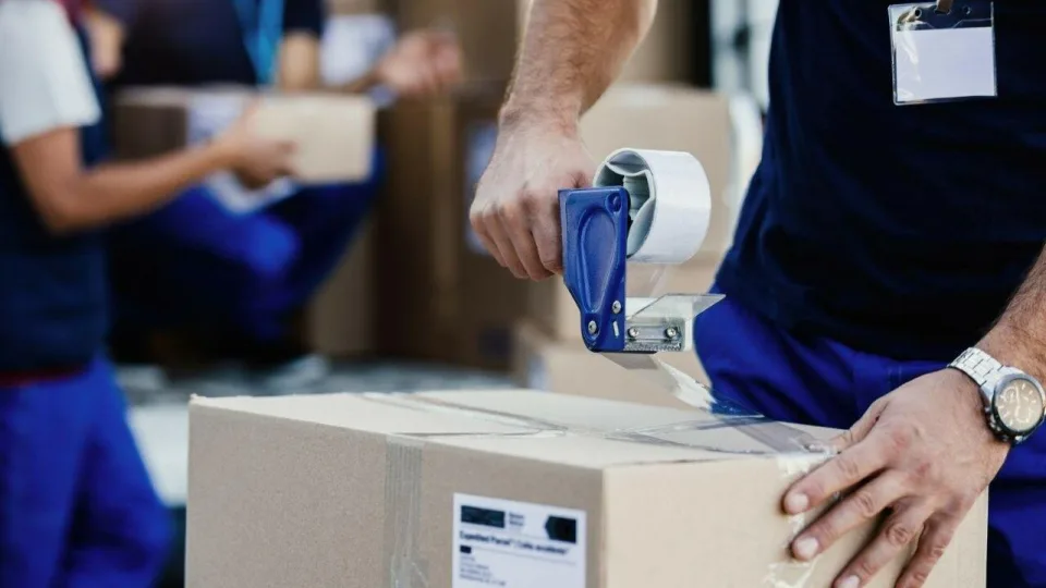 Dažnai apsiperkate „Aliexpress“ ar kitose parduotuvėse? Specialistai pasakė, kodėl siuntas randate paštomatuose
