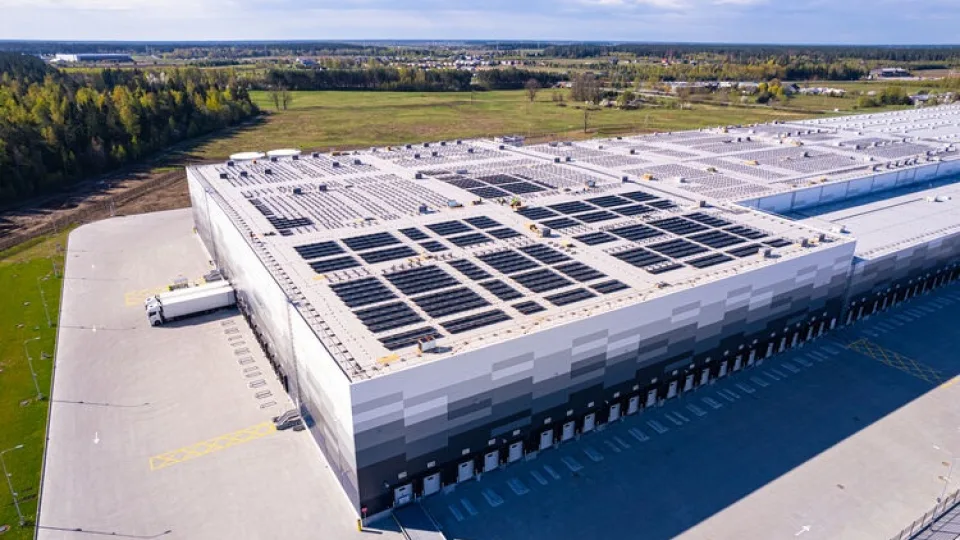 Ne tik pigiau, bet ir švariau: saulės elektrinių skaičius ant „Lidl“ parduotuvių stogų perkopė pusšimtį
