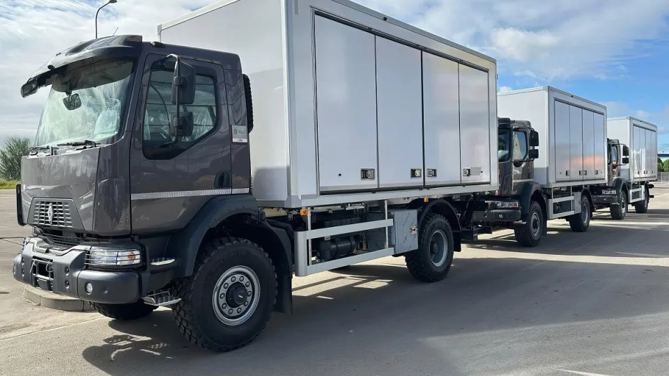 Nauji sunkvežimiai pasiekė Lietuvos kariuomenę: transporto priemonių parką papildė „Renault“ sunkvežimiai