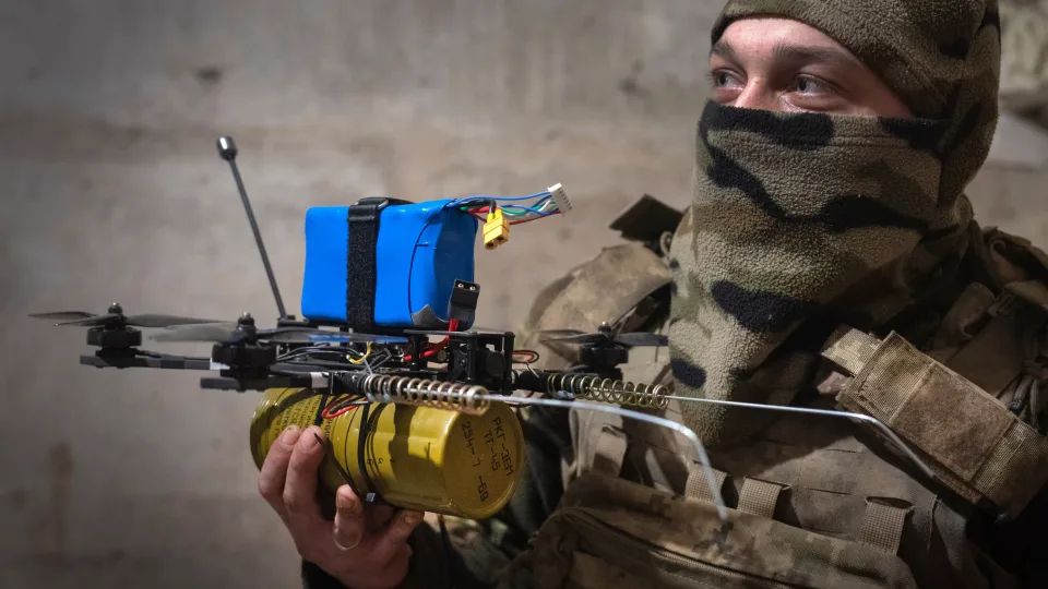 Neįtikėtinas ukrainiečio žygdarbis fronte: internete masiškai plinta žadą atimantis vaizdo įrašas, pamatykite tai
