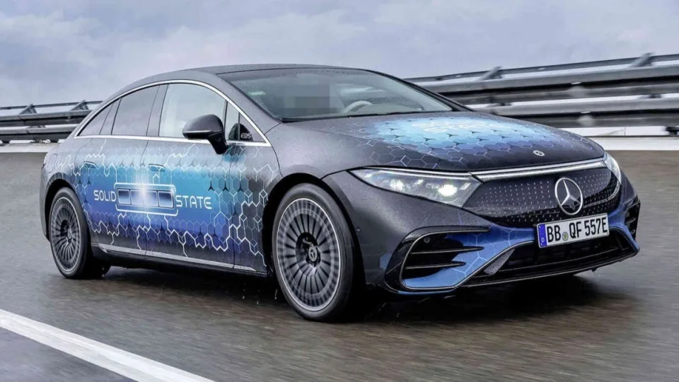 „Mercedes-Benz“ ruošia automobilių rinkos revoliuciją: naujos baterijos leis pamiršti įkrovimo stoteles