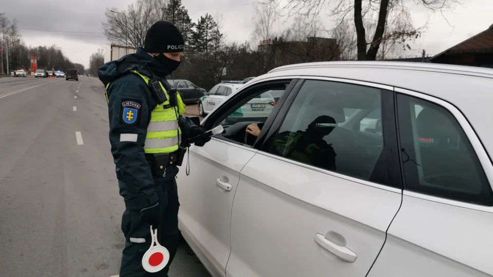 Galite gauti baudą ar net prarasti teisę vairuoti: šio ženklo nepaisymas Lietuvos keliuose gali kainuoti brangiai