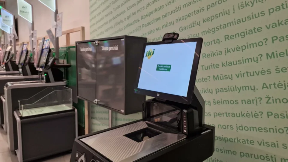 Vilniečiai plūsta išbandyti dirbtiniu intelektu aprūpintų kasų: ar sistema atspės, kiek jums metų be dokumentų?