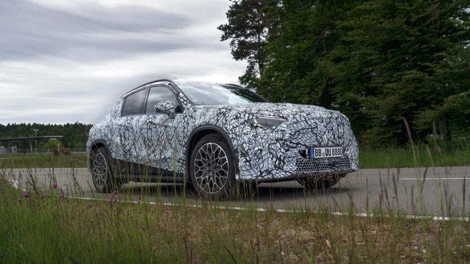 „Mercedes-Benz“ ruošiasi pristatyti svarbiausią savo elektromobilį, ar elektrinis GLC taps naująja klasika?