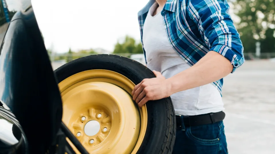 Netikėtai pradūrėte automobilio padangą? Specialistai pasakė, ką būtina daryti tokiu atveju