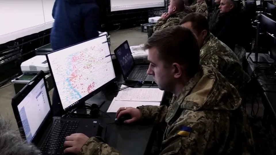 Ukrainiečiai keičia karo lauko taisykles: pasitelkia įspūdingus ginklus, kurie išduoda rusų karių veiksmus