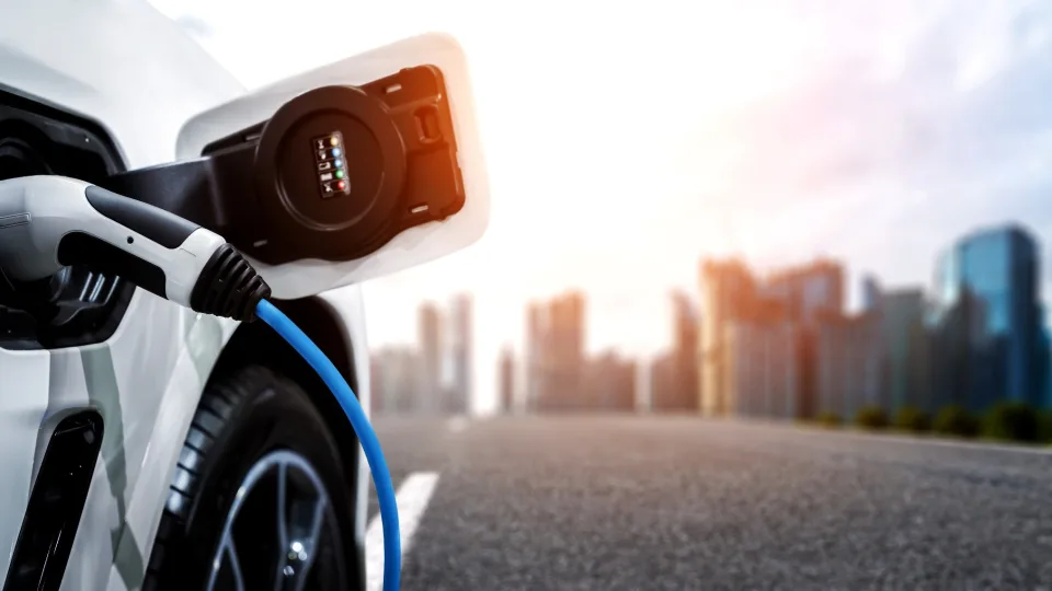 Tik skambi frazė ar rimtas įsipareigojimas: atskleista, kaip skiriasi automobilių gamintojų požiūriai į tvarumą