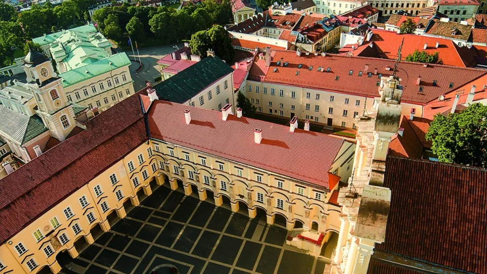 VU pateko tarp tvariausių pasaulio universitetų: lenkia globalią medianą ir diktuoja kryptį Lietuvoje