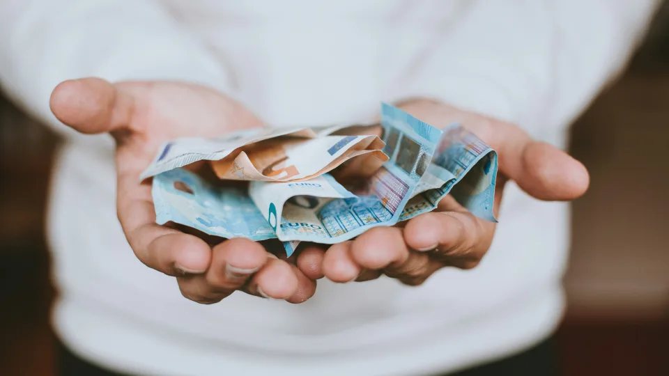 Per Australiją bėgusio lietuvio skandalas iškėlė klausimą - kaip aukoti saugiai? Pateikiamas atsakymas