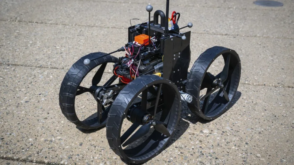 Amerikiečiai sukūrė išskirtinį robotą: skraido, važiuoja ir keičia žaidimo taisykles, pamatykite tai patys