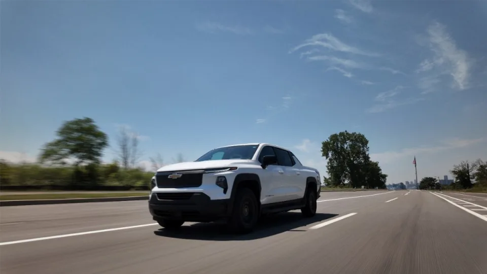 „General Motors“ pasiekė naują elektromobilių rekordą: vienu įkrovimo pavyko įveikti net 1600 kilometrus