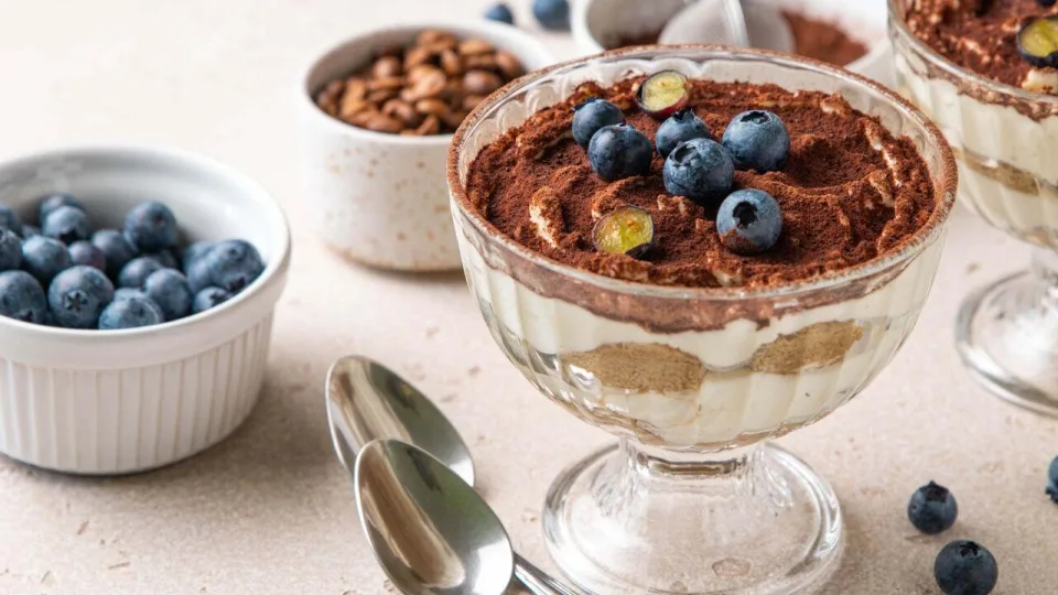 Vasariškas tiramisu su šilauogėmis: kai vasara susitinka su Italijos klasika viename šaukšte
