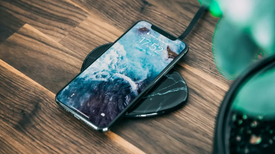 Niekada nekraunu savo telefono belaidžiu būdu: kodėl ši įkrovimo technologija labiau erzina nei padeda?