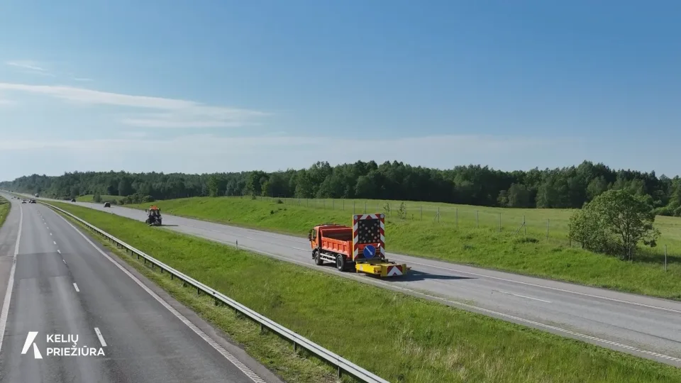 Užtenka sekundės, kad įvyktų tragedija: vairuotojų klaidos kelia grėsmę kelių priežiūros darbuotojams