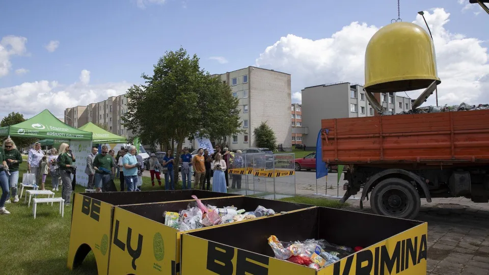 Zarasuose viešai iškratytas plastiko konteineris: kai ežerų kraštą užplūsta poilsiautojai, padaugėja atliekų
