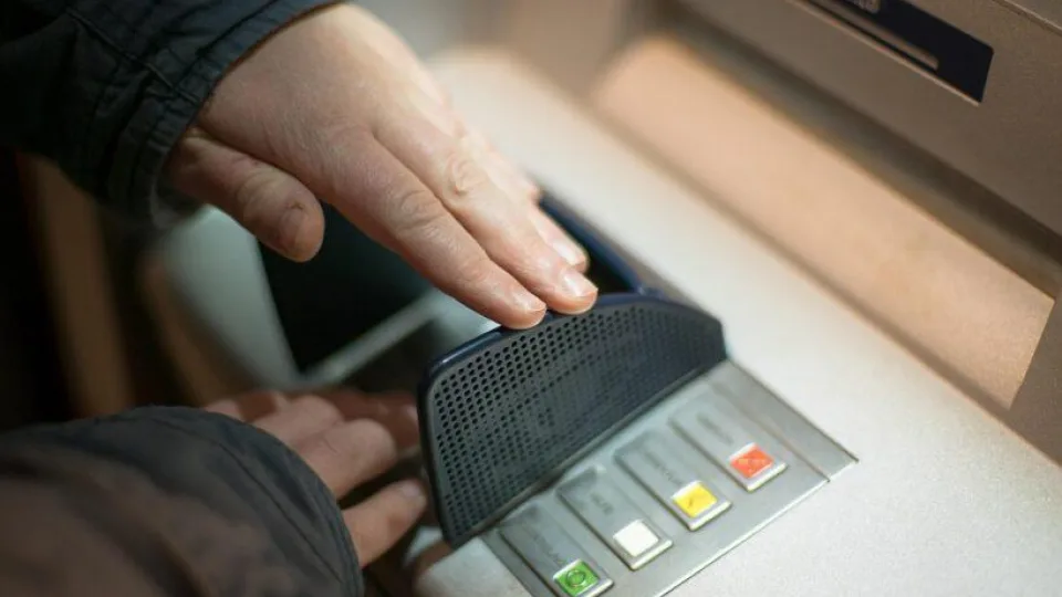 Nedarykite šios kritinės klaidos prie bankomato: vienas mygtuko paspaudimas gali kainuoti gyvenimo santaupas
