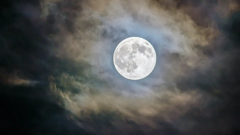Pilnatis kai kuriems atneša tikrą emocijų audrą: astrologai įvardijo Zodiako ženklus, kurie praranda vidinę ramybę