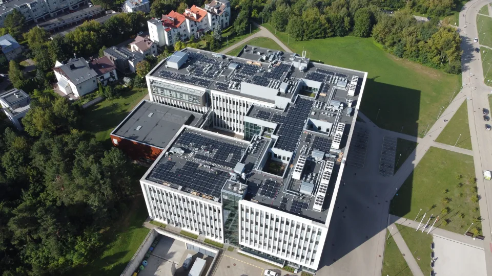 Dar žingsnis link klimato neutralumo: VU saulės elektrinės jau gamina trečdalį universiteto elektros