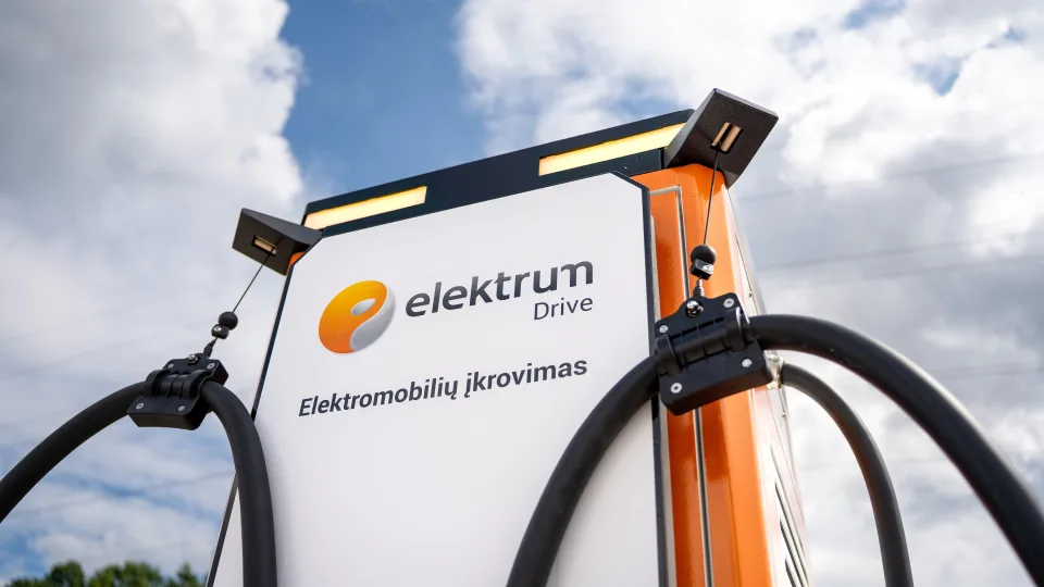 „Elektrum Lietuva“ plečia elektromobilių įkrovimo tinklą, tęsia darbą su didžiausiais degalinių tinklais