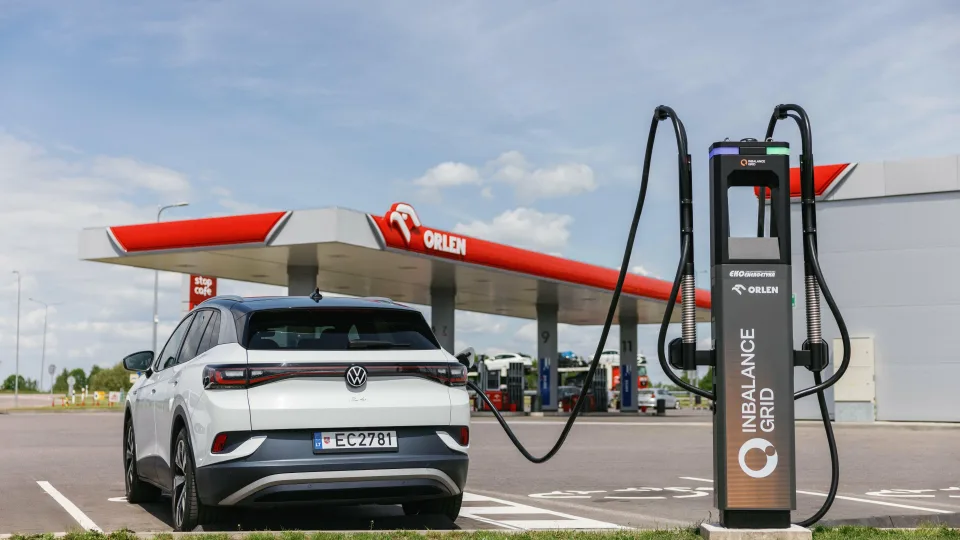 „Inbalance grid“ plečia įkrovimo tinklą: atidarytos itin greito įkrovimo stotelės kertinėse lokacijose keliaujant