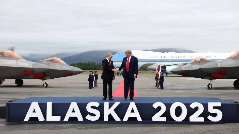 Netikėtas Trumpo ir Putino susitarimas: dar prieš derybas buvo sutarta apie galimas oro paliaubas
