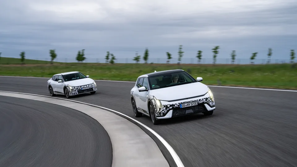 „Kia“ brėžia naują standartą: specialiai europiečiams sukurtas „EV4“ modelis pasižymi išskirtiniu saugumu