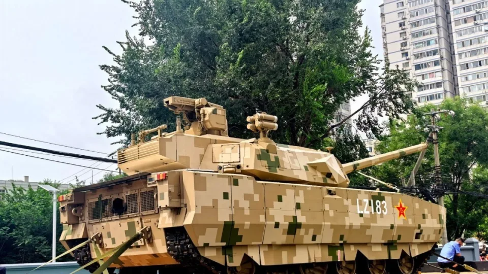 Kinija pristato naują ir galingą tanką: lengvesnis, greitesnis ir galingesnis nei galingiausi Vakarų modeliai