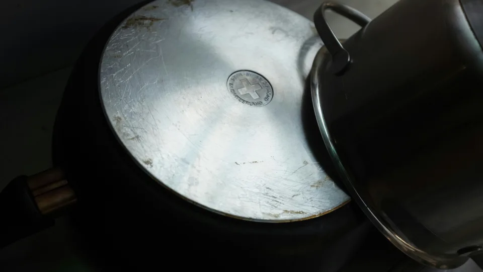Tikroji nerūdijančio plieno paslaptis: kodėl jis išlieka spindintis, kai kiti metalai surūdija?