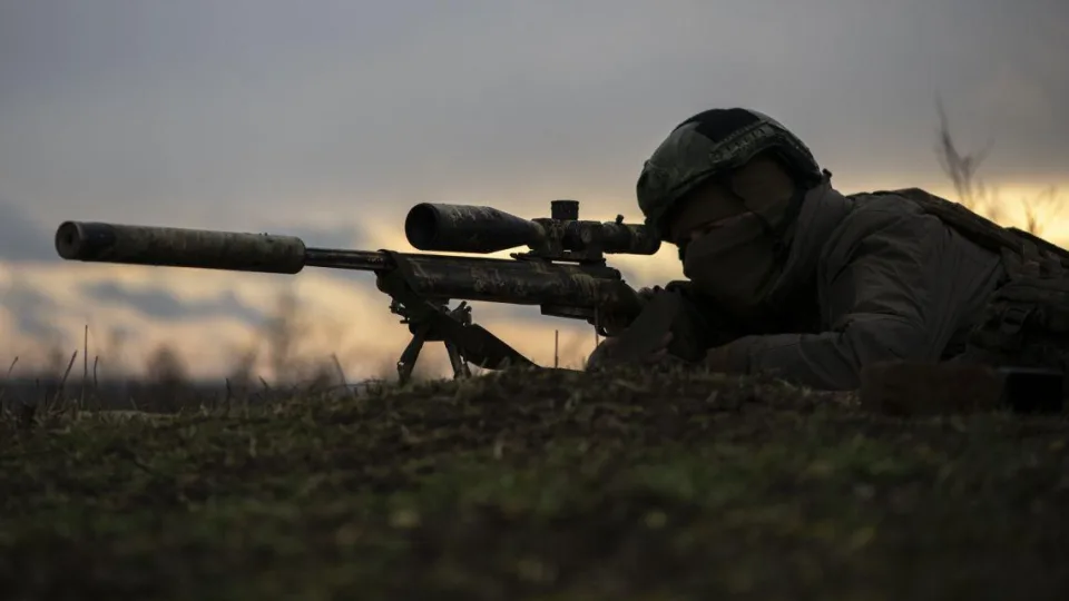 Stulbinantis ukrainiečių snaiperio pasiekimas: du rusų kariai buvo eliminuoti iš šokiruojančio atstumo