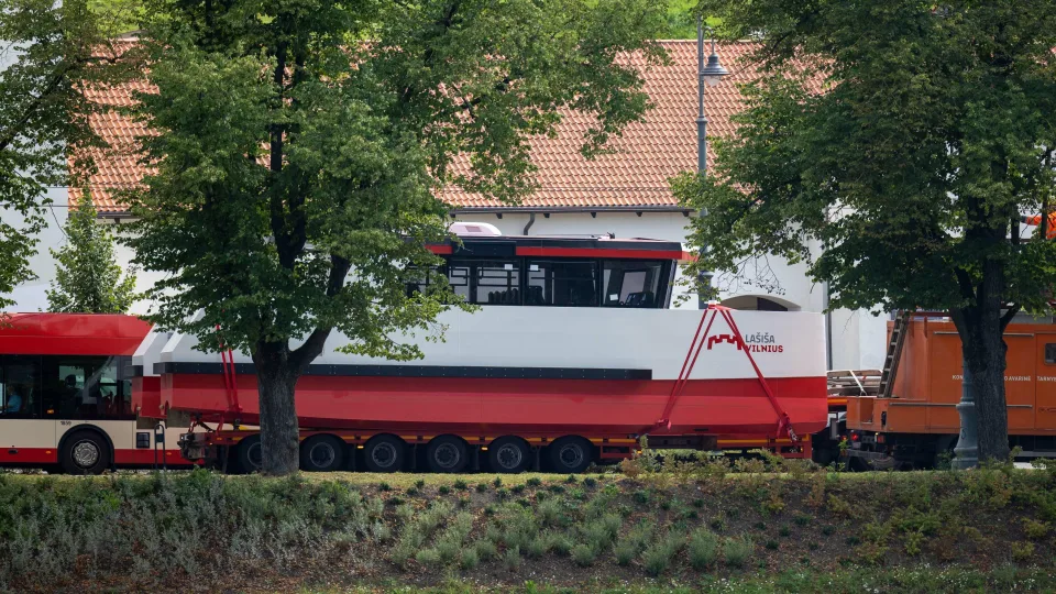 Vilniaus viešasis transportas sustiprėjo: prie „Ryto“ prisijungė antrasis elektrinis laivas „Lašiša“