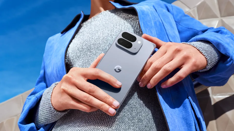 Paskelbta apie naująjį „Google Pixel 10 Pro Fold“ sulenkiamą flagmaną su didesniu išoriniu ekranu