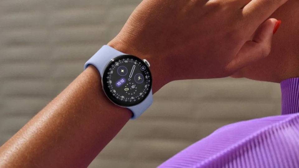 „Google“ pristatė atnaujintus „Pixel Watch 4“ serijos išmaniuosius laikrodžius su nauja įkrovimo stotele