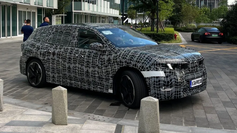 BMW viską stato ant vienos kortos: naujasis „iX3“ keičia gamintojo kryptį, automobilis užfiksuotas gatvėse
