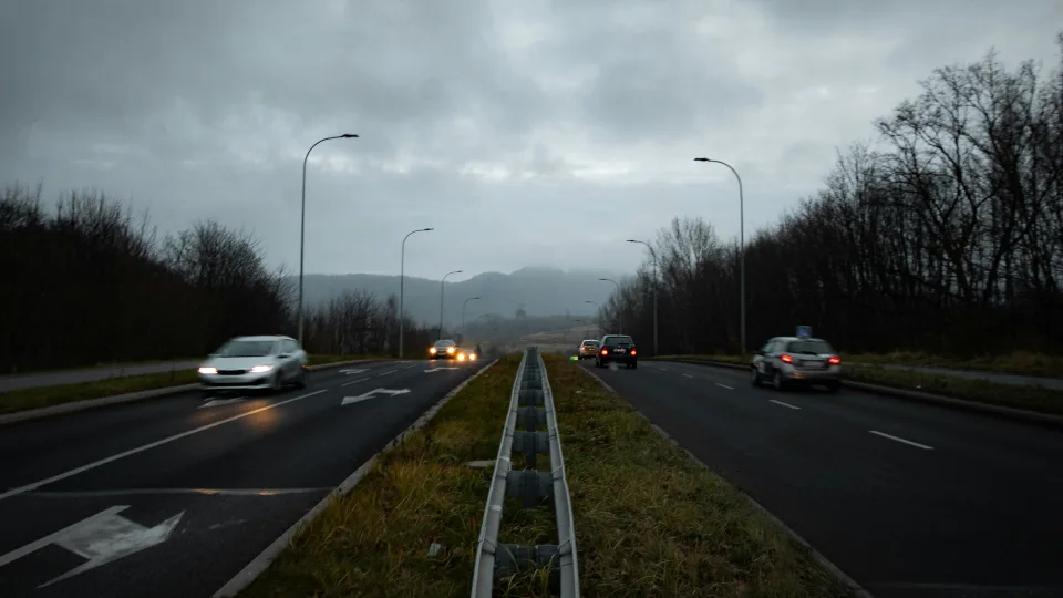Didžiulė šiuolaikinių automobilių problema: modernūs automobiliai pavojingai viršija juostų ribas