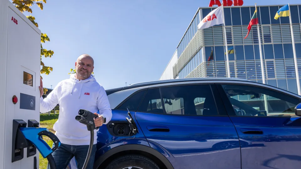 ABB fiksuoja augimą ir įrodo tvarumo vertę: saulės energija, elektromobiliai ir finansinis stabilumas