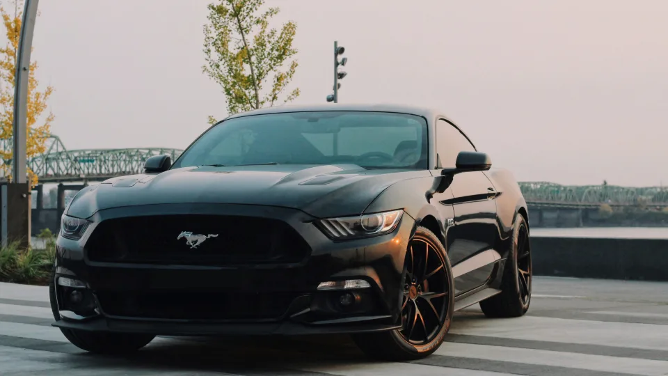 Amerikietiški automobiliai be ribojimų Europoje? Ekspertai įspėja, kad saugumo ir taršos kaina gali būti milžiniška