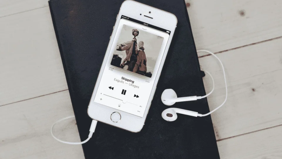 Kaip pasidalinti klausomos muzikos garsais su draugu iOS 13?