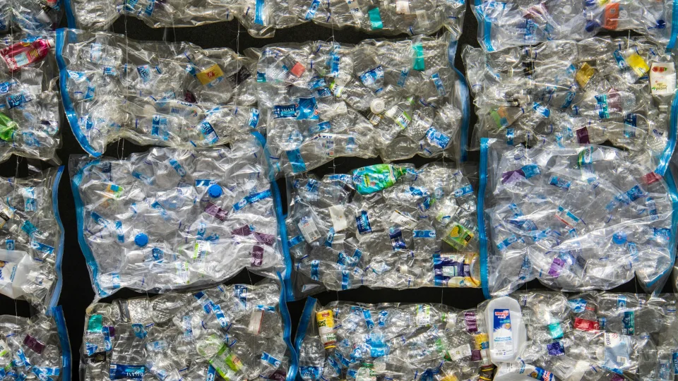 Plastiko likimas keičiasi: naujas metodas benzinu vos 30 laipsnių temperatūroje paverčia net nešvarias atliekas