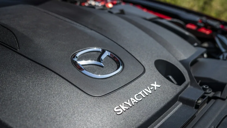 Benzininis variklis su dyzelio smegenimis: nuostabus „Mazda“ sprendimas, kuris keičia žaidimo taisykles