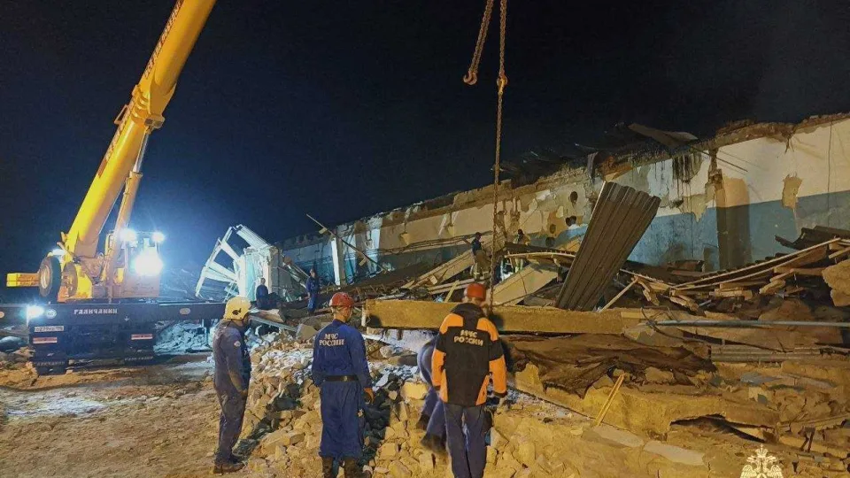 Viena klaida po kitos: Rusijos kariai žūsta nuo savų bombų, o šalies miestai ir toliau liepsnoja