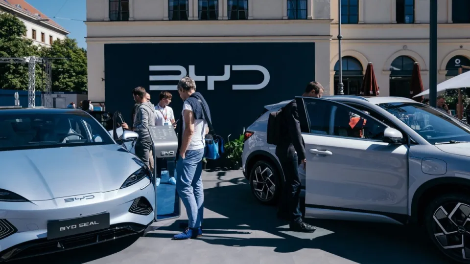 Istorinis lūžis elektromobilių rinkoje: BYD aplenkė „Tesla“ ir tapo nauju elektromobilių lyderiu Europoje