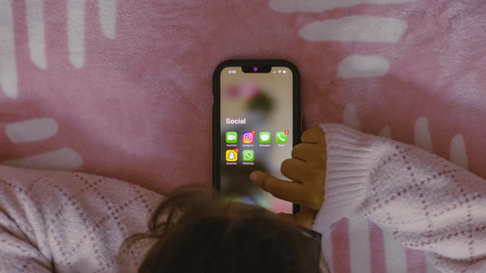 Išmanieji telefonai klasėse: ar tai pažangus mokymosi įrankis ar labai pavojinga vaikų priklausomybė?