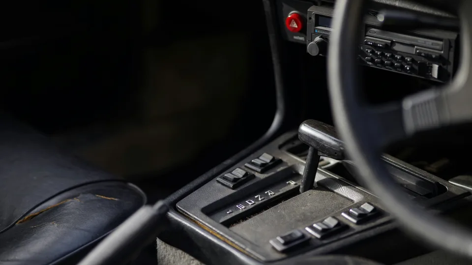 Niekas nebenori vairuoti tų mechaninių automobilių: kaip automatinės pavaros keičia vairavimo kultūrą