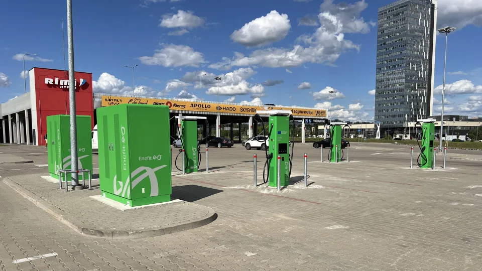Geros naujienos elektromobilių vairuotojams: Vilniuje įrengtos dar 4 itin greito įkrovimo stotelės